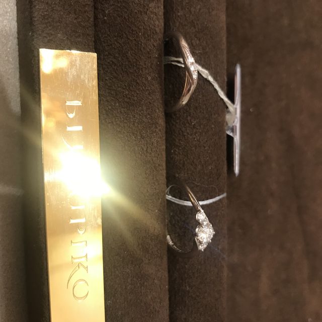 【AMOUR AMULET(アムール・アミュレット)の口コミ】 婚約指輪と結婚指輪を重ね付けしても違和感なく使用できるデザインにした…