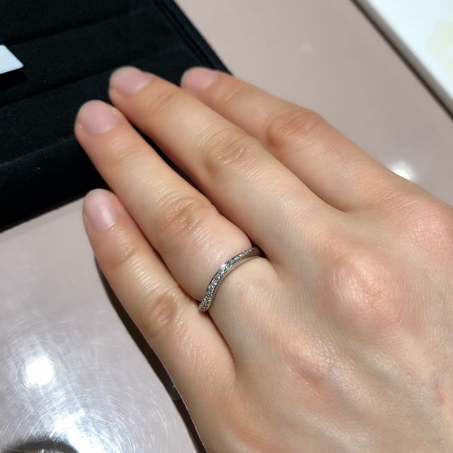 【TRECENTI(トレセンテ)の口コミ】 シンプルなデザインですが、全面にダイヤモンドをあしらっている為、かわ…