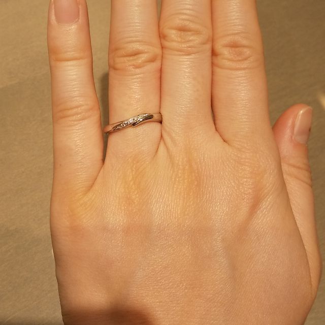 【アイプリモ(I-PRIMO)の口コミ】 指がキレイに見えるウェーブ感が、着けた時に本当に指に馴染んで、すっと…