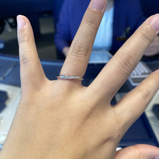 【銀座ダイヤモンドシライシの口コミ】 派手でもシンプルすぎてもないこのデザイン！！
指輪をはめた時に自分の指…