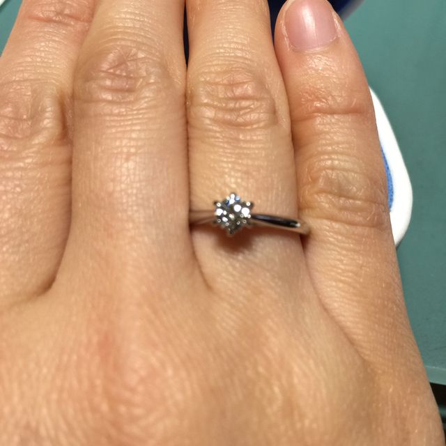 【銀座ダイヤモンドシライシの口コミ】 指が細く見えるところが第一です。
いろんな形を試させて頂いたのですが、…