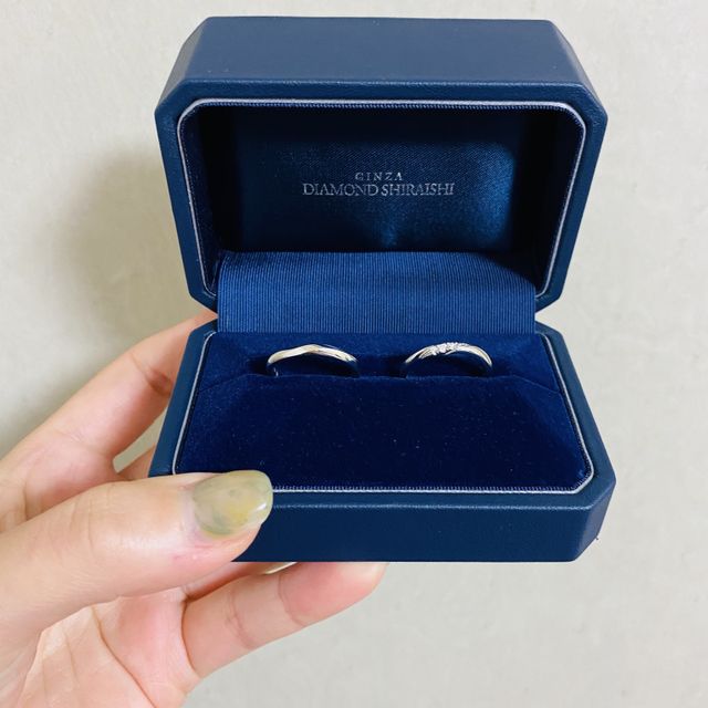 【銀座ダイヤモンドシライシの口コミ】 指輪を指の付け根に合わせてつけると、2人とも結構斜めになるため、デザイ…