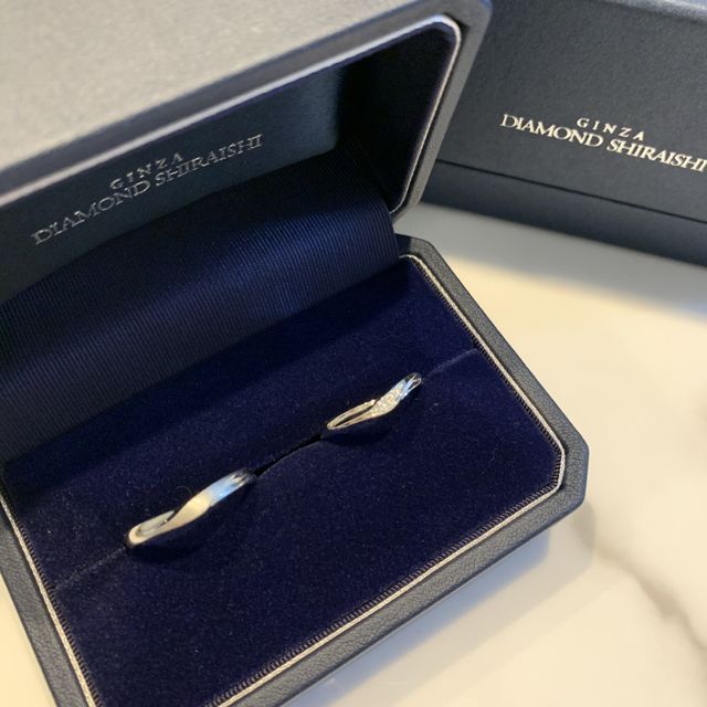 【銀座ダイヤモンドシライシの口コミ】 デザインがV字になっているものが気になっていて、店舗に行ったときに試着…