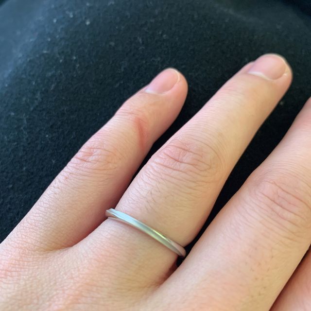 【銀座ダイヤモンドシライシの口コミ】 キラキラ輝き過ぎず、つけたときに手に馴染む落ち着いたリングだったので…