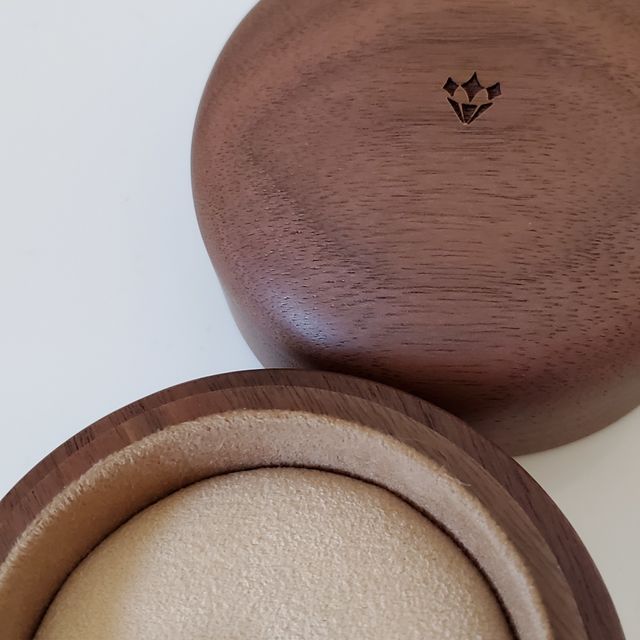 【COLANY(コラニー)の口コミ】 指が少しでも細く見えるようにV字のデザインを選びました。旦那さんは私が…