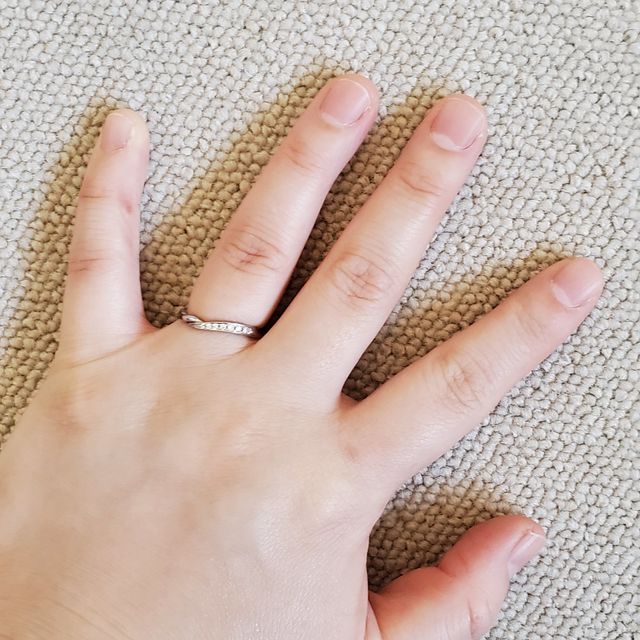 【COLANY(コラニー)の口コミ】 指が少しでも細く見えるようにV字のデザインを選びました。旦那さんは私が…