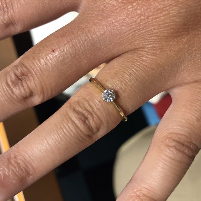 【銀座ダイヤモンドシライシの口コミ】 指輪のデザインについては、シンプルなものを希望していたのでこの形にな…