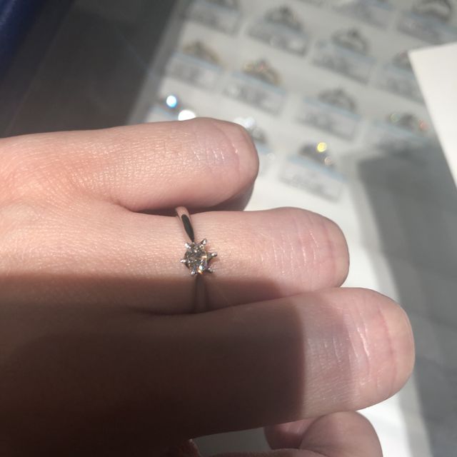 【銀座ダイヤモンドシライシの口コミ】 シンプルで控えめな印象だが、ダイアモンドの輝きを綺麗に引き立たせてく…