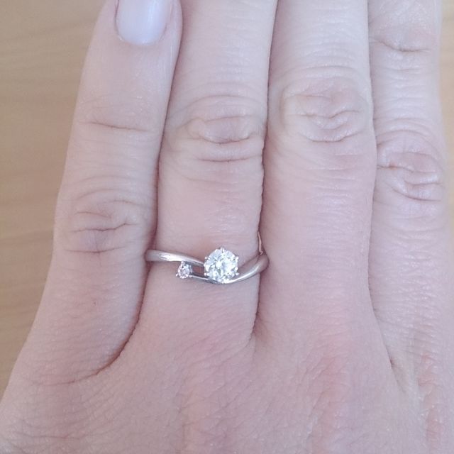 【アイプリモ(I-PRIMO)の口コミ】 まず、デザインに一目ぼれして購入を即決しました。ピンクダイヤがダイヤ…