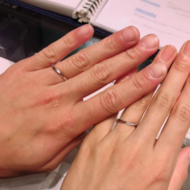 【銀座ダイヤモンドシライシの口コミ】 店員さんが、わたしたちの指の形を見て合うものを持ってきてくださり、そ…