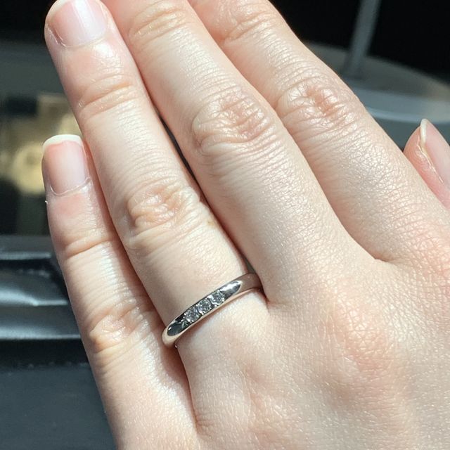 【ラザール ダイヤモンド(LAZARE DIAMOND)の口コミ】 素材は必ずプラチナと決めていました。
デザインは歳をとっても付け続けら…