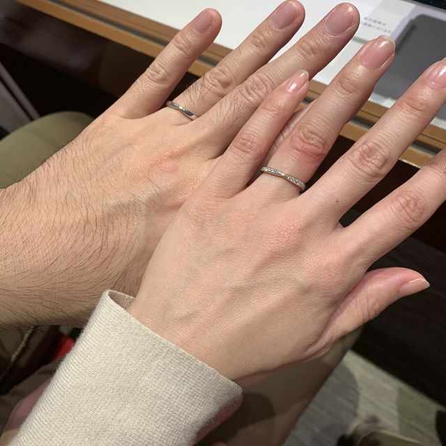 【銀座ダイヤモンドシライシの口コミ】 真ん中がくぼんだリボンのようなデザインがとても可愛く、さらに輝くダイ…