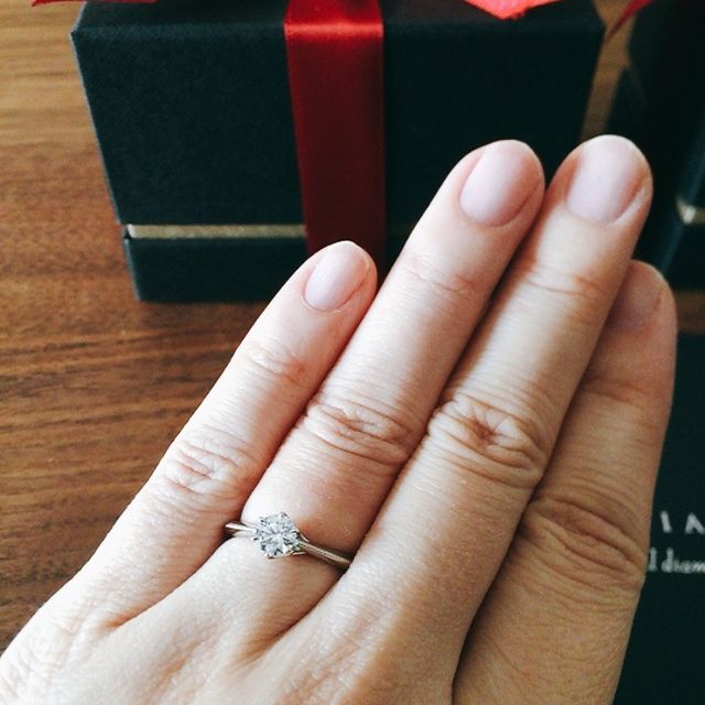 【ラザール ダイヤモンド(LAZARE DIAMOND)の口コミ】 シンプルなソリティエールタイプですが、ミル打ちになっているので他のブ…