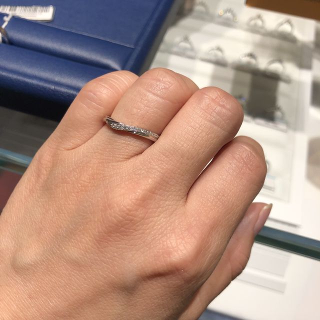 【銀座ダイヤモンドシライシの口コミ】 1番最初に見てからずっと気になっていた指輪でした。決め手はデザインです…