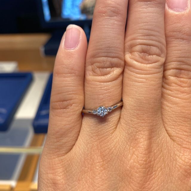 【銀座ダイヤモンドシライシの口コミ】 婚約指輪をつける期間がとても短いので、結婚指輪と同時につけることを前…