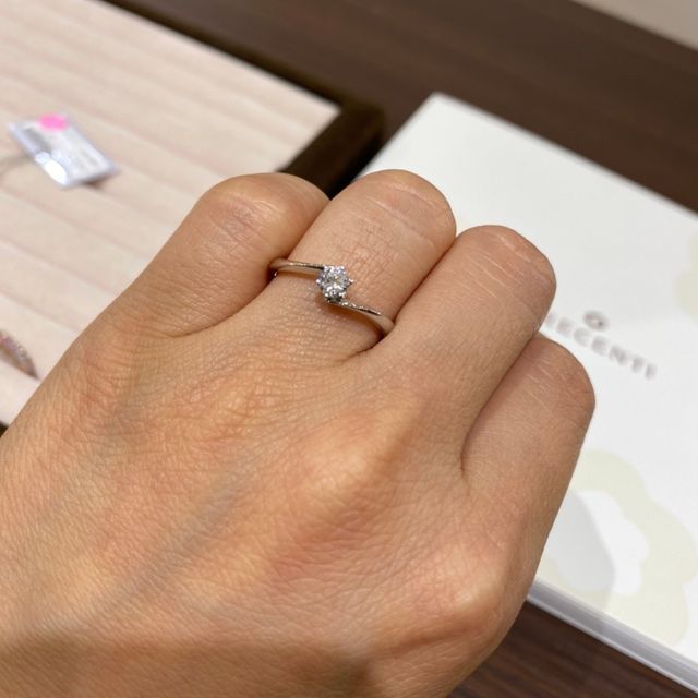 【TRECENTI(トレセンテ)の口コミ】 ダイヤモンドがとても綺麗に輝くデザインです！王道な一粒のダイヤモンド…