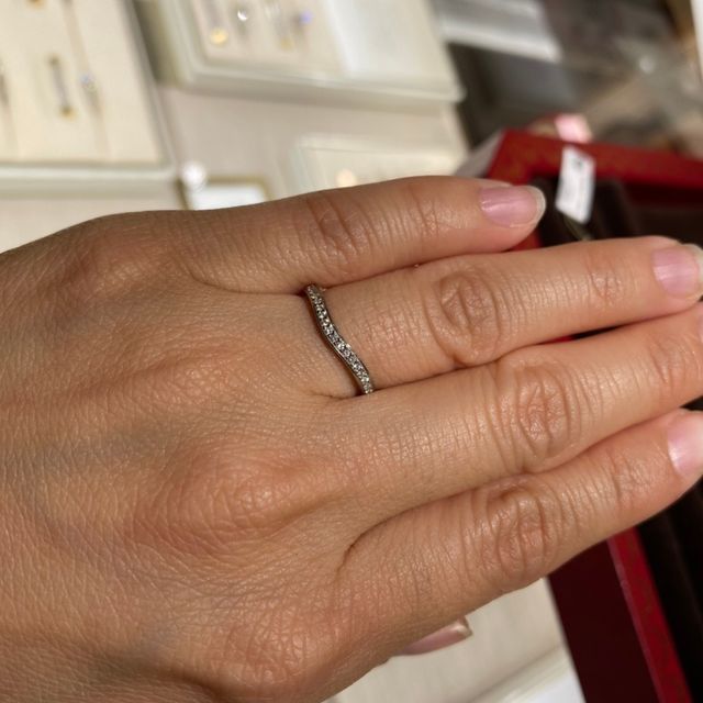 【カルティエ(Cartier)の口コミ】 私は手が小さいのですが、このゆるやかなカーブが指を綺麗に長く見せてく…