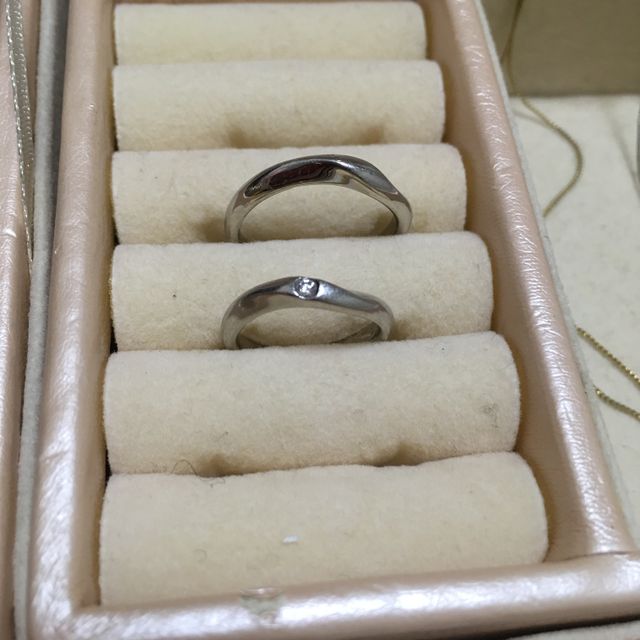 【ROYAL ASSCHER(ロイヤル・アッシャー)の口コミ】 ショーケースにならんでいる、さまざまな指輪を、見ました。婚約指輪はい…