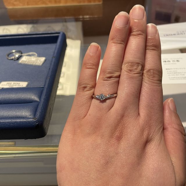 【銀座ダイヤモンドシライシの口コミ】 指輪のデザインはシンプルな物が多く一店舗目で雑誌などでこれといったデ…