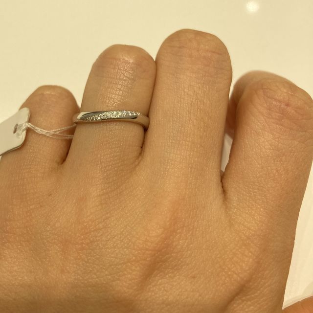 【4℃ BRIDAL(ヨンドシーブライダル)の口コミ】 ウェーブラインが絶妙に可愛くて、ダイヤモンドの留め方も特殊でより一体…