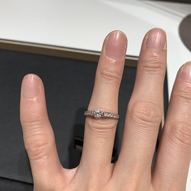 【ラザール ダイヤモンド(LAZARE DIAMOND)の口コミ】 結婚指輪と重ね付けして普段使いも出来るデザインを探していました。こち…