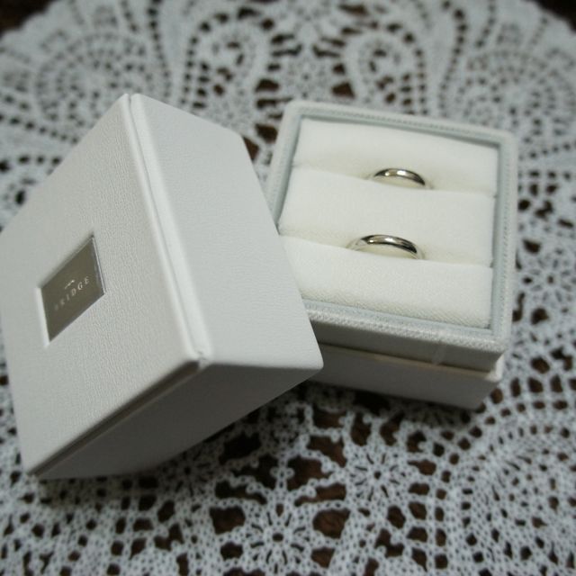 【BRIDGE(ブリッジ)の口コミ】 夫婦どちらとも接客の仕事をしていたため、シンプルなデザインの指輪を探…