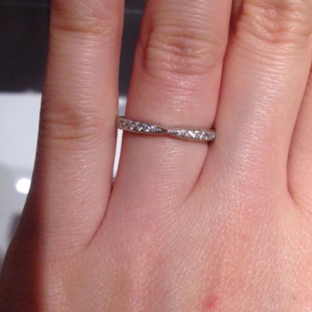 【銀座ダイヤモンドシライシの口コミ】 細身タイプのリングなので指が長く見える部分や散りばめられたメレダイヤ…