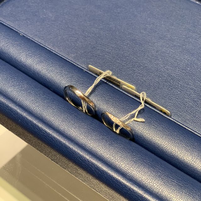 【銀座ダイヤモンドシライシの口コミ】 婚約指輪が緩やかなV字のエタニティだったため、それとの重ね付けを基本に…