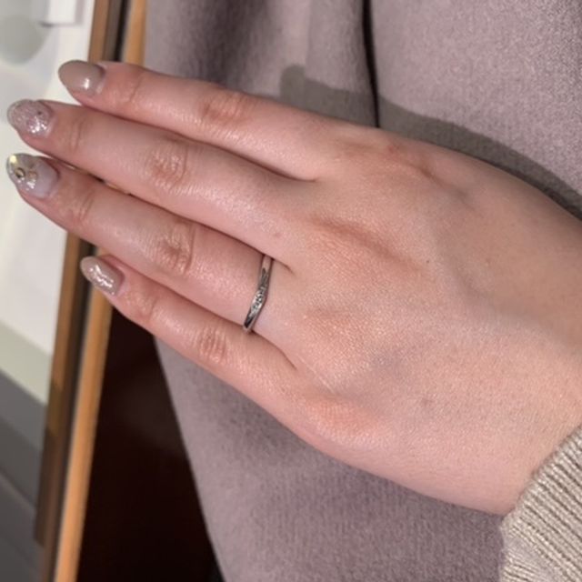 【銀座ダイヤモンドシライシの口コミ】 婚約指輪が緩やかなV字のエタニティだったため、それとの重ね付けを基本に…