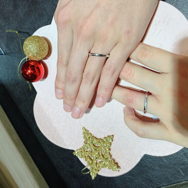 【TRECENTI(トレセンテ)の口コミ】 付け心地が良くて細身のデザインが気に入りました。
婚約指輪との相性も良…