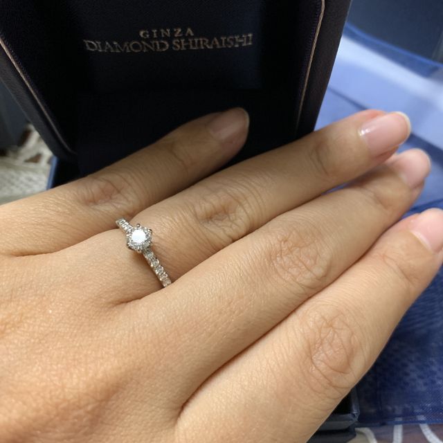 【銀座ダイヤモンドシライシの口コミ】 キラキラしたものに惹かれたので、メレダイヤ入りの婚約指輪にしました。…