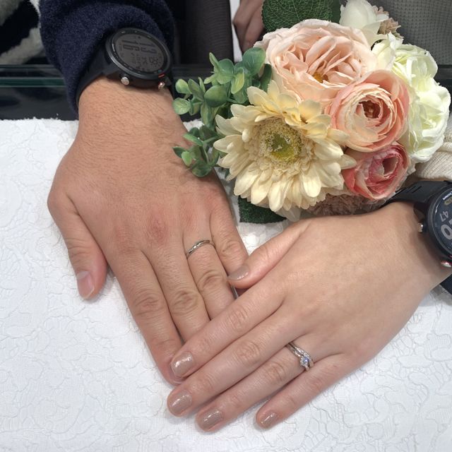 【ラザール ダイヤモンド(LAZARE DIAMOND)の口コミ】 理想的なウェーブがかかっており、デザインで決定しました。
また、妻も同…