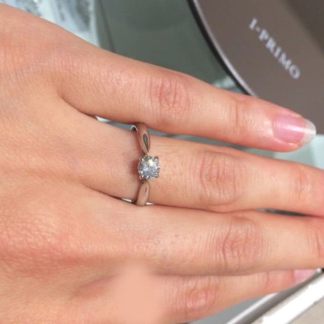 【アイプリモ(I-PRIMO)の口コミ】 シンプルな婚約指輪であり一粒ダイヤのしっかりとした輝きが魅力的です。…