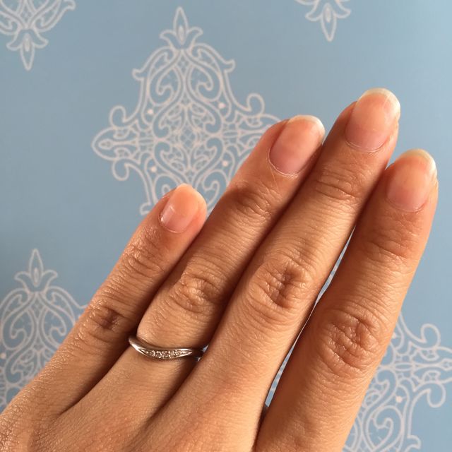 【A・D・A(エー・ディー・エー)の口コミ】 この形が自分の指にフィットし、指が細く見えるデザインでした。仕事中も…