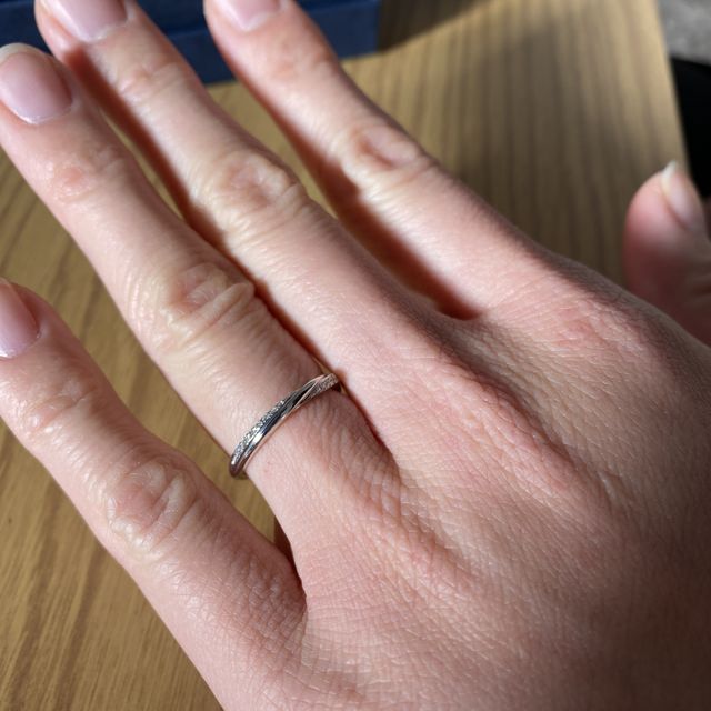 【銀座ダイヤモンドシライシの口コミ】 真上から見ても側面から見てもダイヤのデザインが美しかったため。ダイヤ…