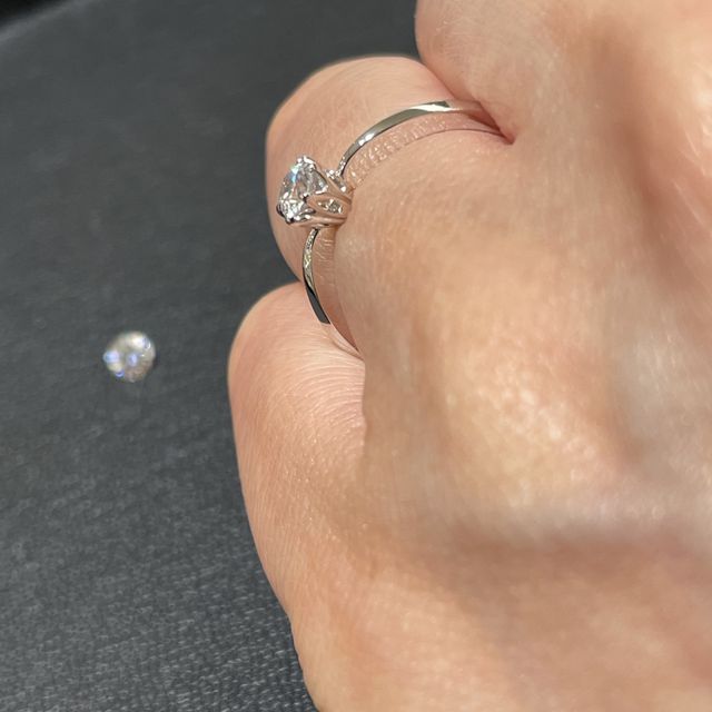 【TRECENTI(トレセンテ)の口コミ】 【指輪のデザインについて】
シンプルでとてもよい。
ダイヤモンドがが浮…