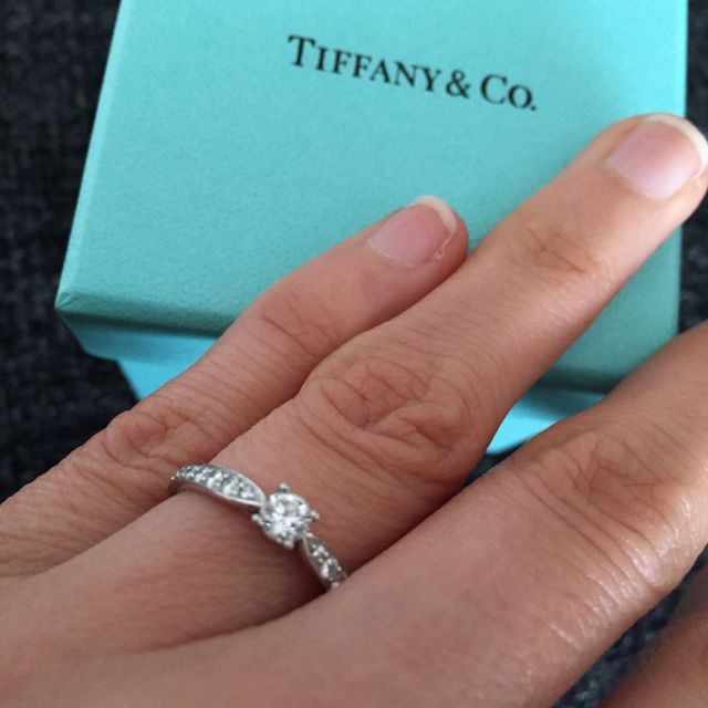 【ティファニー(Tiffany & Co.)の口コミ】 婚約指輪は、キラキラしすぎず、シンプルすぎずなものを探していたので、…