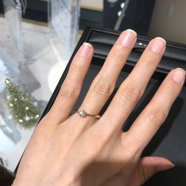 【SIENAROSE(シエナロゼ)の口コミ】 デザインがとても可愛くて、オシャレな方にはピッタリな指輪です。肌馴染…