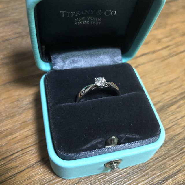 【ティファニー(Tiffany & Co.)の口コミ】 プロポーズ後彼女と2人で選びました。指輪と言えばティファニーというイメ…