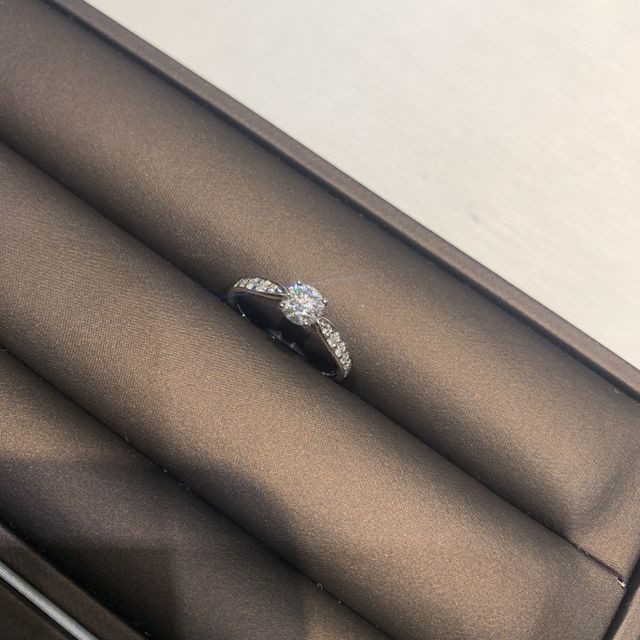 【ティファニー(Tiffany & Co.)の口コミ】 婚約指輪はキラキラで目立つものが良い！ということで、憧れのティファニ…