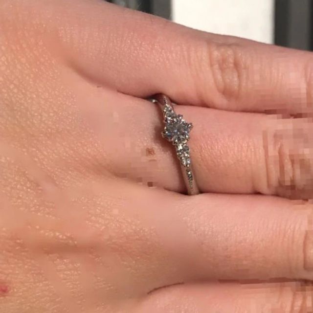 【エクセルコダイヤモンド(EXELCO DIAMOND)の口コミ】 メレダイヤが入ったエンゲージリングを探しておりこちらのリングに決めま…