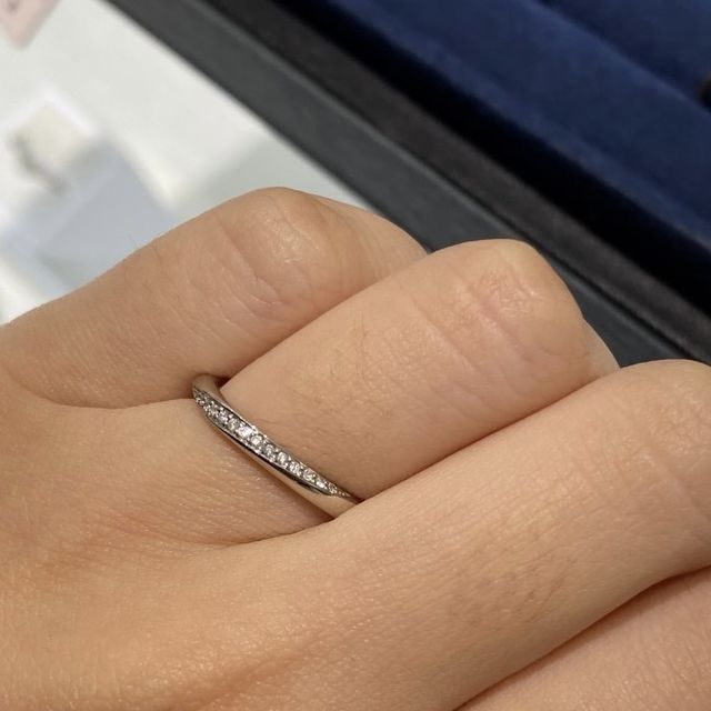 【4℃ BRIDAL(ヨンドシーブライダル)の口コミ】 ダイヤモンドが斜めに入っていて、ほかの指輪と被らない点がおすすめです…