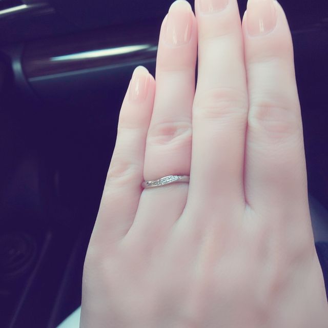 【銀座ダイヤモンドシライシの口コミ】 指が太く短く悩みの種だったので、細くみえるVラインかウェーブタイプを探…