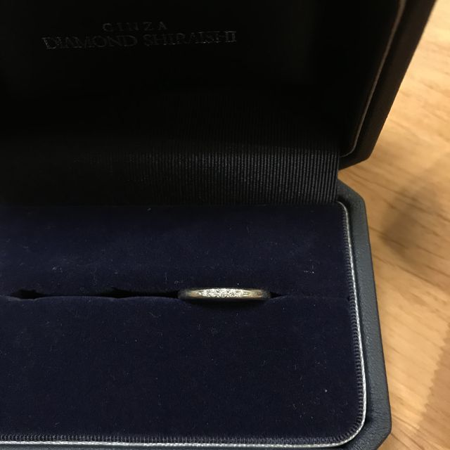 【銀座ダイヤモンドシライシの口コミ】 ・細くてダイヤがあまり主張してないデザイン
で探していたのでこちらに決…