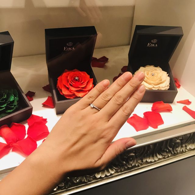 【EIKA(エイカ)の口コミ】 プロポーズでダイヤをプレゼントして頂いたあと、ダイヤが映えるようシン…