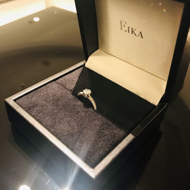 【EIKA(エイカ)の口コミ】 プロポーズでダイヤをプレゼントして頂いたあと、ダイヤが映えるようシン…