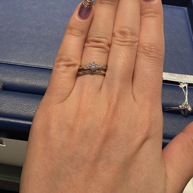 【銀座ダイヤモンドシライシの口コミ】 こちら婚約指輪はゆるやかなカーブのあるデザインです。真ん中のダイヤモ…
