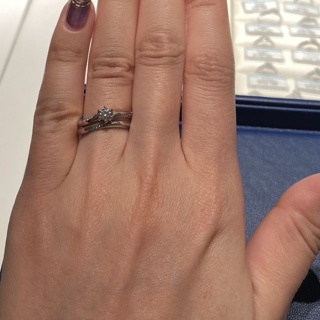 【銀座ダイヤモンドシライシの口コミ】 こちらのデザインは真ん中に一粒のダイヤモンドと、左右のウェーブに小さ…