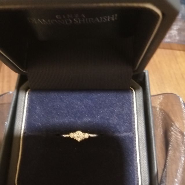 【銀座ダイヤモンドシライシの口コミ】 指輪自体のデザインや価格などを総合的に判断して決めました。指輪自体の…