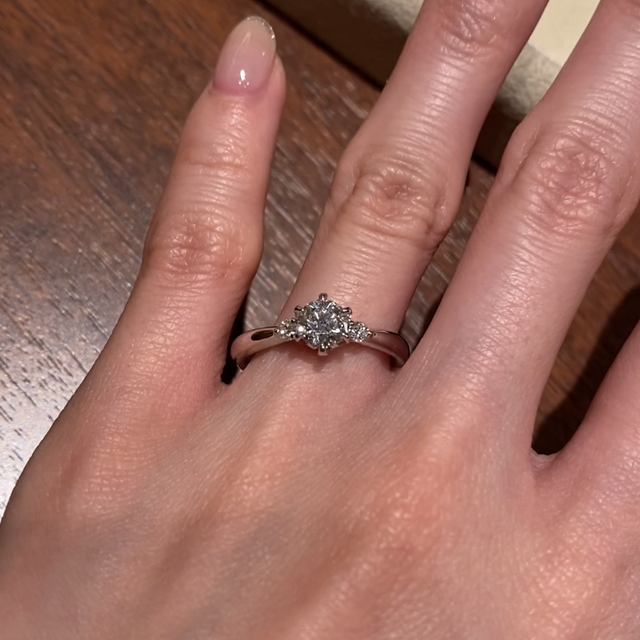 【ギンザタナカブライダル(GINZA TANAKA BRIDAL)の口コミ】 こちらの写真は0.5カラットです。
つけ心地もとても良く、ダイヤの質もさ…